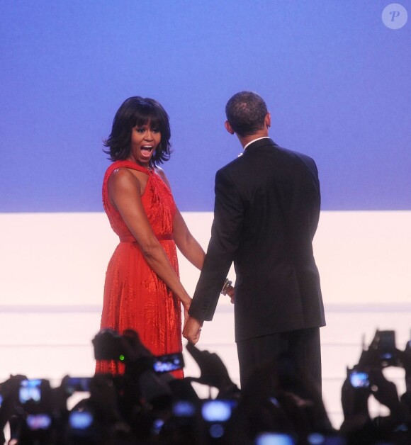 Barack Obama danse avec son épouse Michelle Obama lors du bal organisé pour fêter son second mandat à la tête des Etats-Unis, à Washington le 21 janvier 2013.