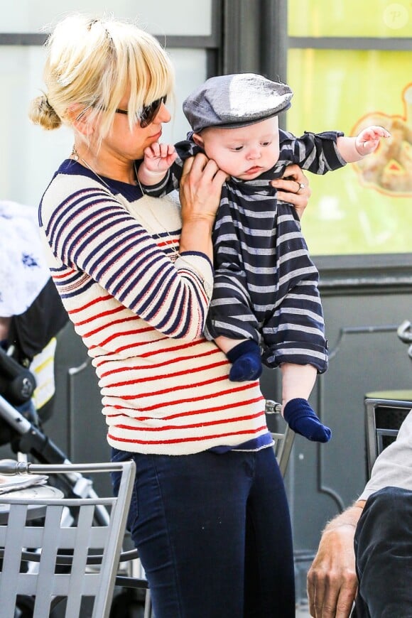 Anna Faris dévoila la bouille de son fils Jack lors d'une virée shopping à West Hollywood le 15 février 2013