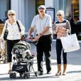 Anna Faris entourée de ses parents et son fils Jack lors d'une virée shopping à West Hollywood le 15 février 2013