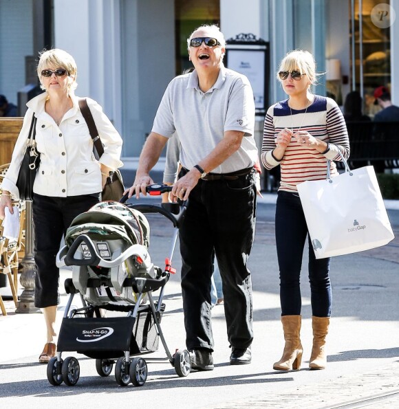 Anna Faris entourée de ses parents et son fils Jack lors d'une virée shopping à West Hollywood le 15 février 2013