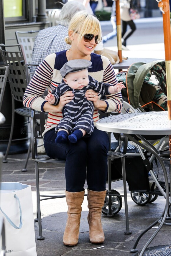 Anna Faris profite de son fils Jack lors d'une virée shopping à West Hollywood le 15 février 2013
