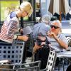 Anna Faris et son fils Jack lors d'une virée shopping à West Hollywood le 15 février 2013. Le duo a rejoint les parents de l'actrice pour une pause café.
