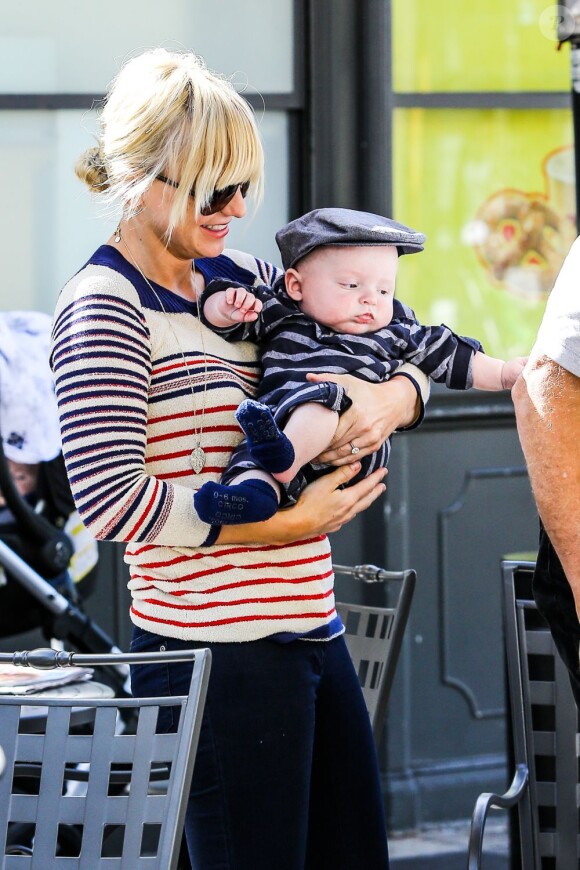 Anna Faris et son fils Jack lors d'une virée shopping à West Hollywood le 15 février 2013