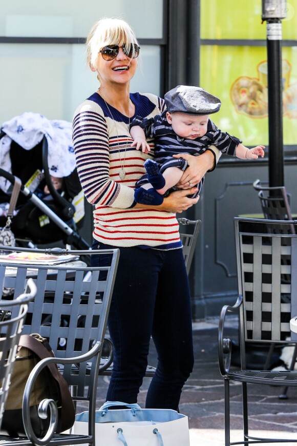 Anna Faris et son fils Jack lors d'une virée shopping à West Hollywood le 15 février 2013