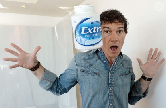 Antonio Banderas se lâche pour une campagne de publicité pour les chewing-gums Extra Professional, le 28 janvier 2013.