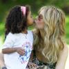 Séance de bisous entre Heidi Klum et Lou le 16 février à Brentwood en marge d'un match de football.