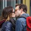 Olivia Wilde et son fiancé Jason Sudeikis s'offrent un tendre baiser lorsqu'ils se promènent avec leur chien Paco à Chelsea, quartier de New York, le 16 février 2013