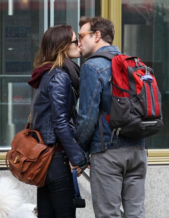Olivia Wilde et son fiancé Jason Sudeikis s'offrent un tendre baiser lorsqu'ils se promènent avec leur chien Paco à Chelsea, quartier de New York, le 16 février 2013