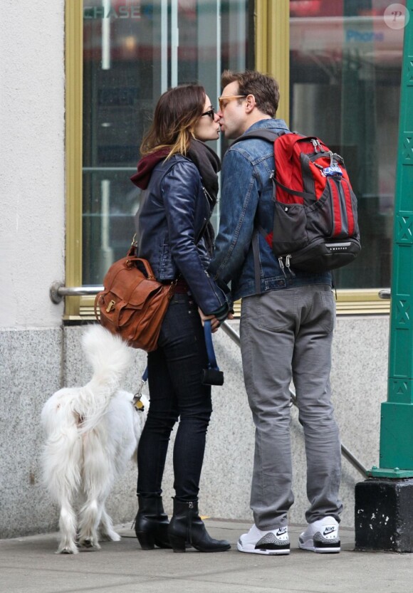Moment de tendresse pour Olivia Wilde et son fiancé Jason Sudeikis qui se promènent avec leur chien Paco à Chelsea, quartier de New York, le 16 février 2013