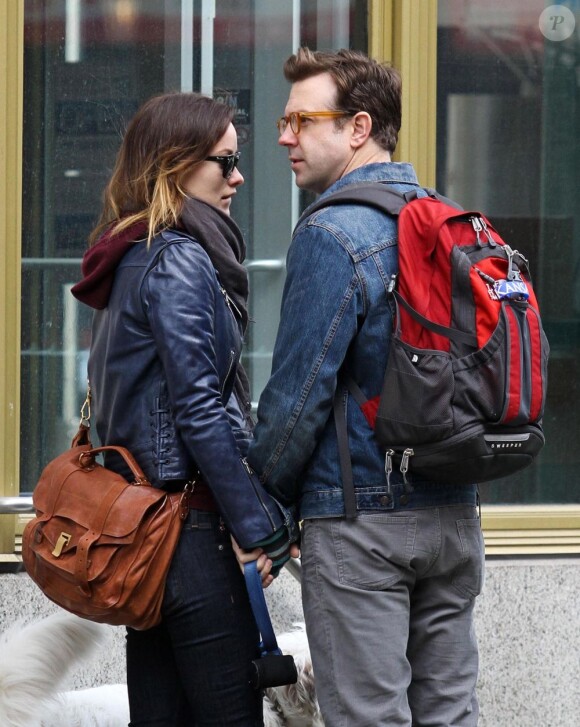Olivia Wilde et son fiancé Jason Sudeikis, inséparables et complices, se promènent avec leur chien Paco à Chelsea, quartier de New York, le 16 février 2013