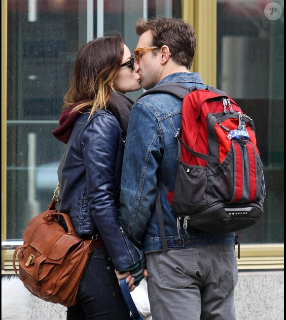 Olivia Wilde et son fiancé Jason Sudeikis se promènent avec leur chien Paco à Chelsea, quartier de New York, le 16 février 2013