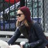 Olivia Wilde avec son chien Paco à Chelsea, quartier de New York, le 16 février 2013