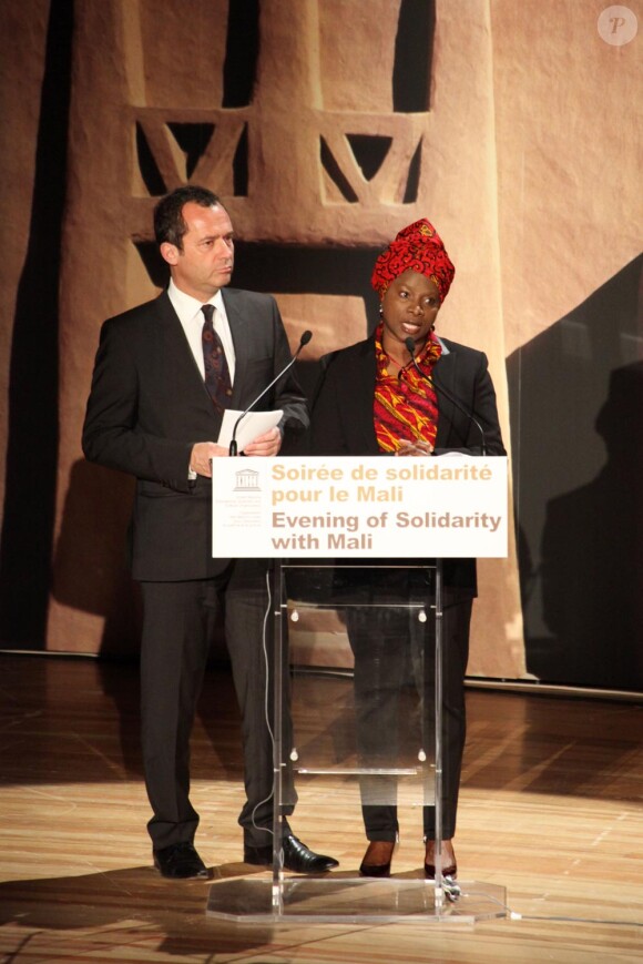 Exclusif : Eric Fzlt (Sous directeur general de l'Unesco pour les relations exterieur et l'information du public) et Angelique Kidjo (Ambassadrice de bonne volonte de l'Unicef) - Soiree de solidarite pour le Mali a l'Unesco a Paris. Le 18 fevrier 2013