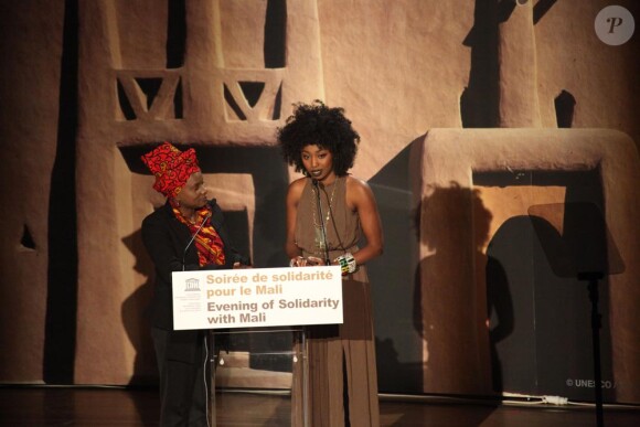 Exclusif : Angelique Kidjo (Ambassadrice de bonne volonte de l'Unicef) et Inna Modja - Soiree de solidarite pour le Mali a l'Unesco a Paris. Le 18 fevrier 2013