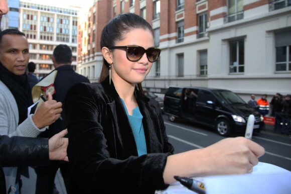 Selena Gomez signe des autographes devant NRJ, le 18 février 2013.