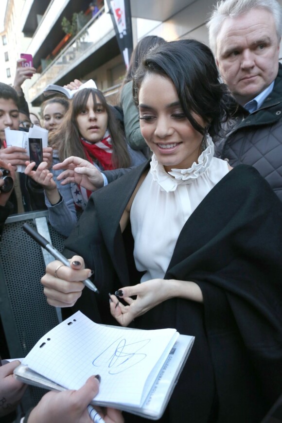 Vanessa Hudgens signe des autographes devant la radio NRJ, le 18 février 2013.