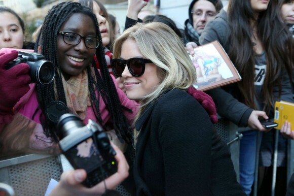 Ashley Benson avec une fan devant NRJ le 18 février 2013.