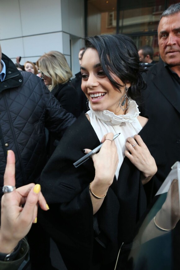 Vanessa Hudgens arrive au côté de l'équipe du film Spring Breakers chez NRJ le 18 février 2013.