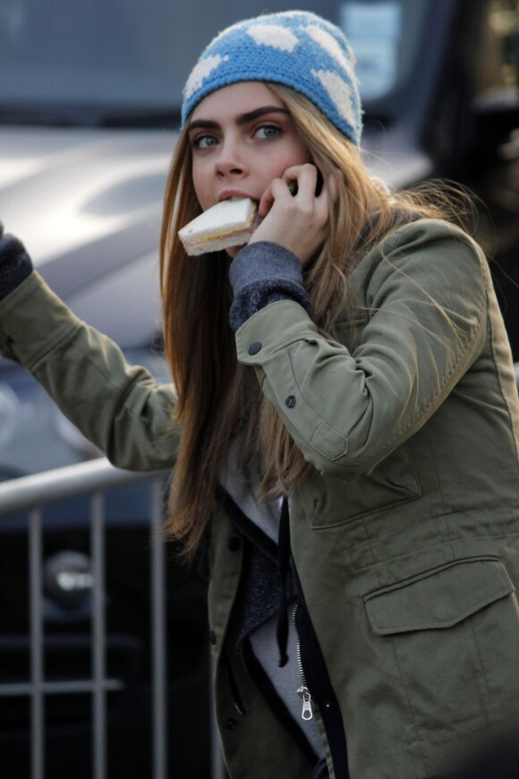 Cara Delevingne arrive à Hyde Park pour le défilé Burberry Prorsum automne-hiver 2013. Londres, le 18 février 2013.
