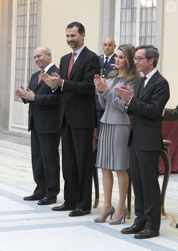 Felipe et Letizia d'Espagne radieux au palais du Pardo, à Madrid le 19 février 2013, pour la remise des Prix nationaux de la Culture.