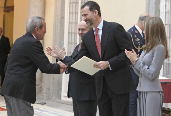 Felipe et Letizia d'Espagne radieux au palais du Pardo, à Madrid le 19 février 2013, pour la remise des Prix nationaux de la Culture.