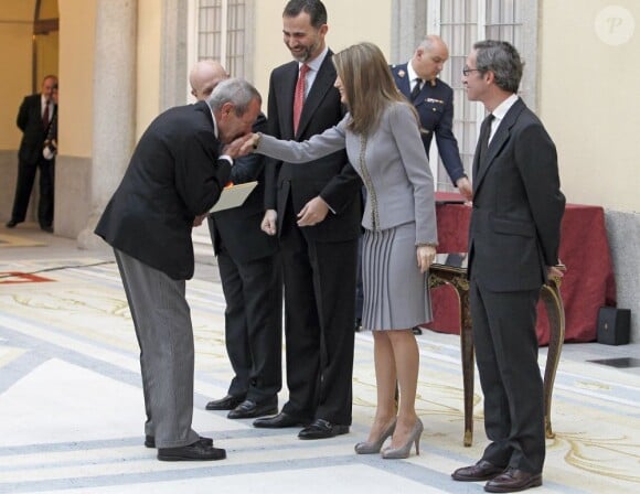 Felipe et Letizia d'Espagne, qui reçoit ici le baise-main d'un lauréat, radieux au palais du Pardo, à Madrid le 19 février 2013, pour la remise des Prix nationaux de la Culture.