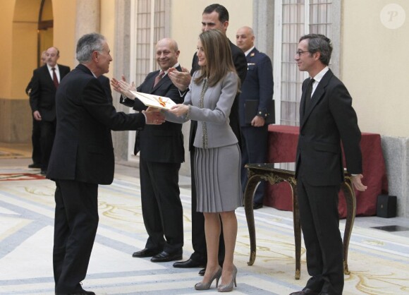 Felipe et Letizia d'Espagne radieux au palais du Pardo, à Madrid le 19 février 2013, pour la remise des Prix nationaux de la Culture.