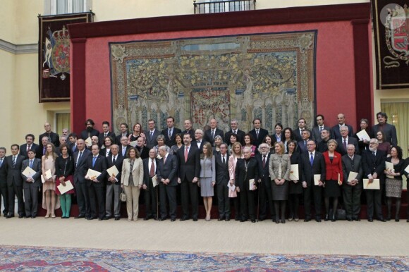 Felipe et Letizia d'Espagne posant avec les lauréats au palais du Pardo, à Madrid le 19 février 2013, pour la remise des Prix nationaux de la Culture 2011-2012.
