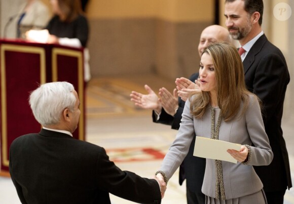 Felipe et Letizia d'Espagne radieux au palais du Pardo, à Madrid le 19 février 2013, pour la remise des Prix nationaux de la Culture.