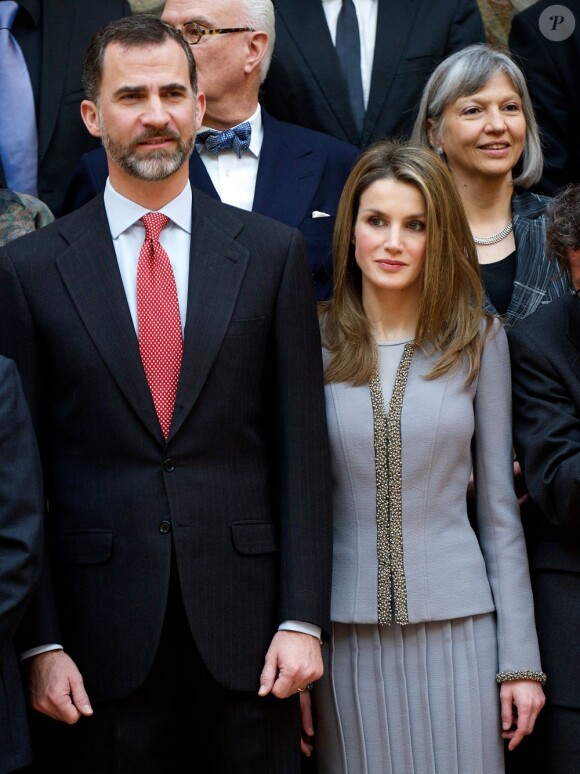 Felipe et Letizia d'Espagne posant au palais du Pardo, à Madrid le 19 février 2013, pour la remise des Prix nationaux de la Culture.