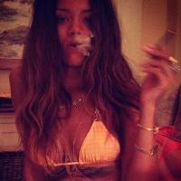 Rihanna : Sexy pour ses 25 ans, elle se fait plaisir avec de la marijuana