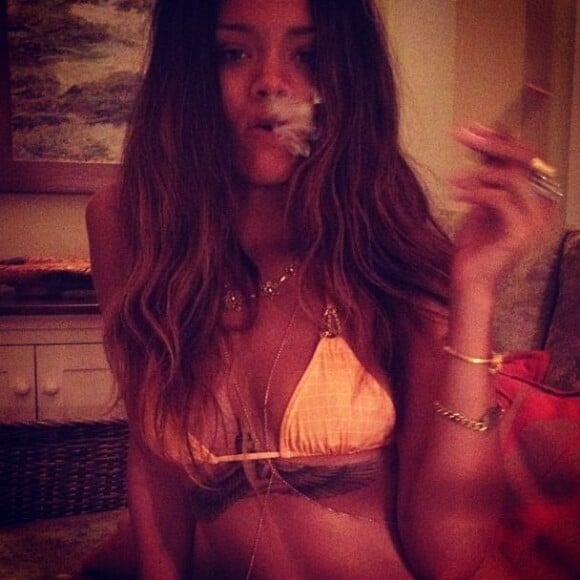 Rihanna en vacances à Hawaï, s'adonne à son hobby préféré, à savoir fumer de la marijuana en bikini.