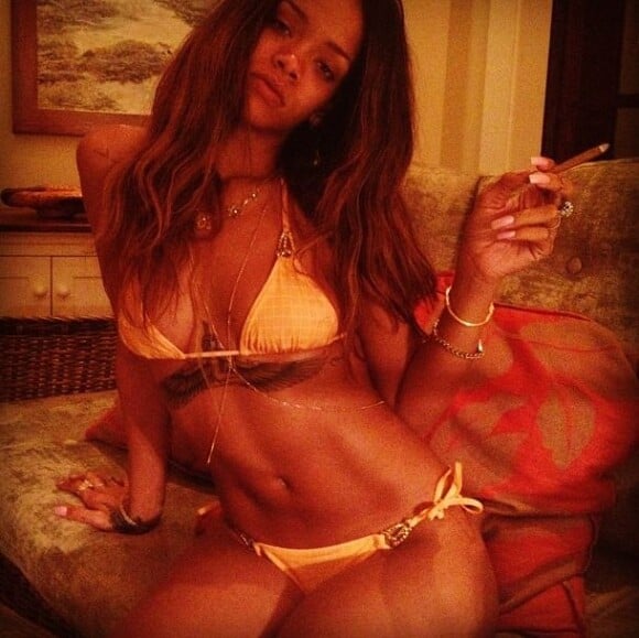 Rihanna, prise en photo par son amie Melissa Forde, fait retomber la pression grâce à des vacances méritées à Hawaï.