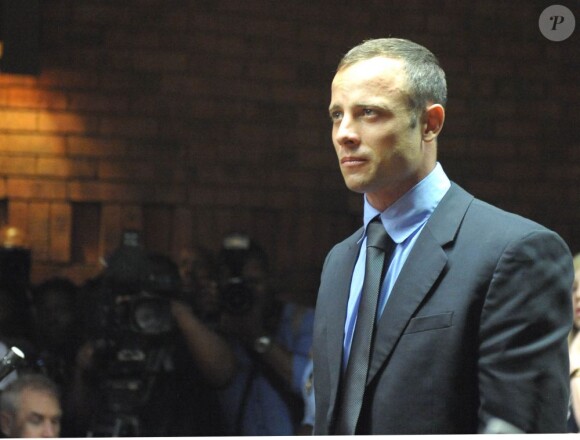 Oscar Pistorius au tribunal d'instance de Pretoria, premier jour d'audience pour sa demande de libération sous caution, le 19 février 2013.