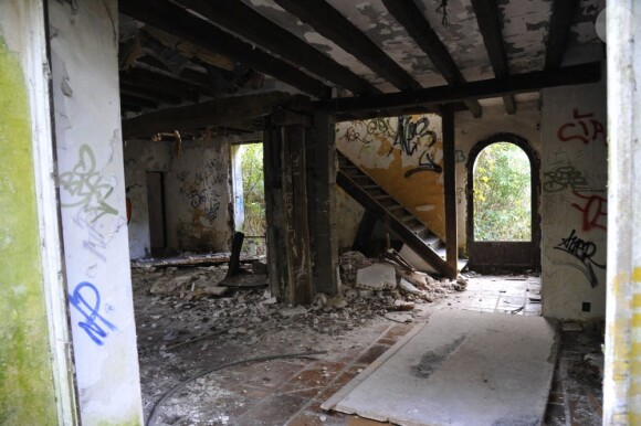 Exclusif - En lisière de la forêt domaniale de Maurepas dans les Yvelines, la propriété achetée par l'acteur Jamel Debbouze est désormais devenue une ruine et un squat. Le 15 février 2013.