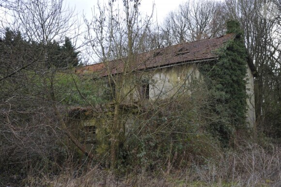 Exclusif - En lisière de la forêt domaniale de Maurepas dans les Yvelines, la propriété achetée par l'acteur Jamel Debbouze est désormais devenue une ruine et un squat. Le 15 février 2013.