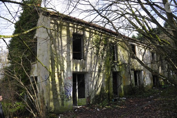 Exclusif - En lisière de la forêt domaniale de Maurepas dans les Yvelines, la propriété achetée par l'acteur Jamel Debbouze est désormais devenue une ruine et un squat. Le 15 février 2013.