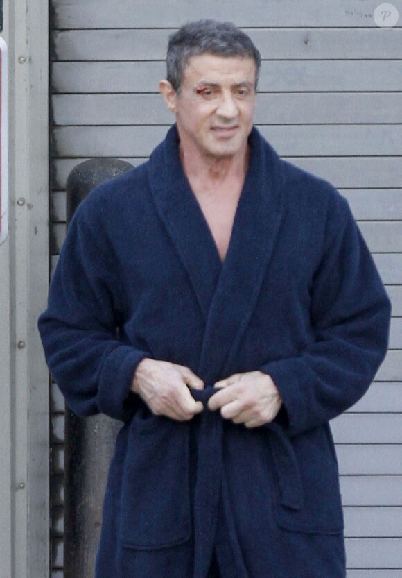 Sylvester Stallone en robe de chambre et légérement abîmé pour remonter sur le ring, lors du tournage de Grudge Match à la Nouvelle Orléans le 19 février 2013.
