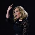 Adele recevant le trophée du Meilleur album pour  21  aux Brit Awards 2012 : un discours interrompu et un doigt d'honneur qui ont fait scandale.