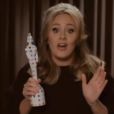 Adele avec son Brit Award 2013 du Meilleur single pour Skyfall. Un an après le scandale de son discours interrompu et son doigt d'honneur, la chanteuse a réparé le mal avec humour dans un message enregistré depuis Los Angeles, où elle répète pour les Oscars !