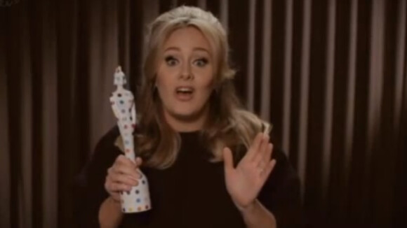 Adele - Brit Awards 2013 : Joli coup d'humour, un an après son doigt d'honneur