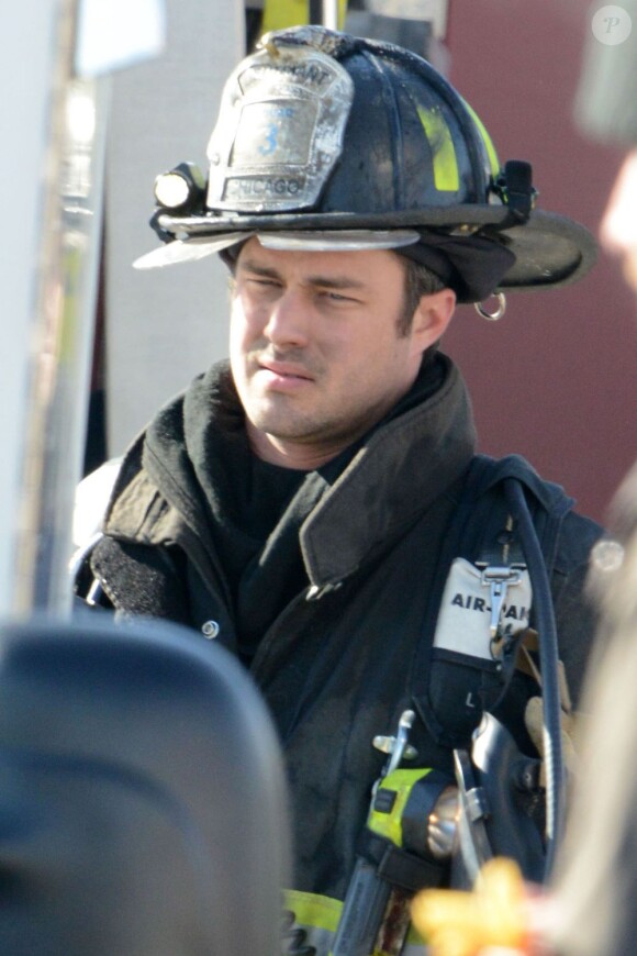 Taylor Kinney, le petit ami de Lady Gaga sur le tournage de Chicago Fire à Chicago, le 20 février 2013.