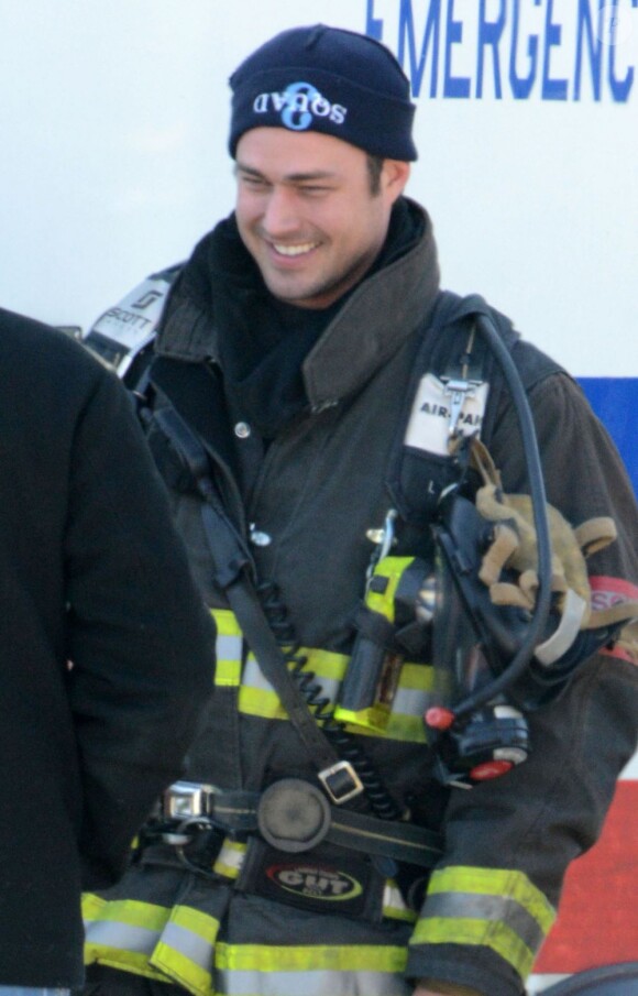 Taylor Kinney, le petit ami de la chanteuse Lady Gaga sur le tournage de Chicago Fire à Chicago, le 20 février 2013.