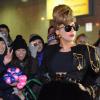 Lady Gaga arrive à l'aéroport Pulkovo à Saint-Pétersbourg et signe des autographes pour ses fans, le 8 décembre 2012.