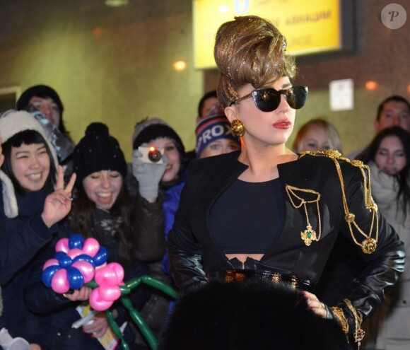 Lady Gaga arrive à l'aéroport Pulkovo à Saint-Pétersbourg et signe des autographes pour ses fans, le 8 décembre 2012.