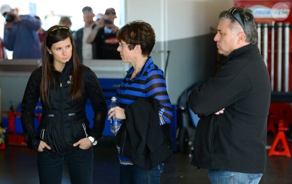 Danica Patrick et ses parents Bev et T.J. Patrick sur le circuit de Daytona, le 20 février 2013