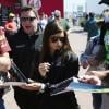 Danica Patrick signe des autographes à des fans sur le circtui de Daytona à Daytona le 21 février 2013