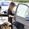 Monica Cruz, enceinte, va se promener avec ses chiens à Madrid, le 20 février 2013.