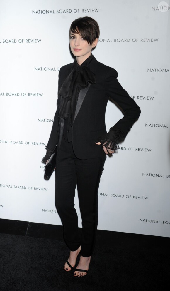 Anne Hathaway stylée en Saint Laurent et sandales Givenchy lors d'un gala au Cipriani Wall Street. New York, le 8 janvier 2013.