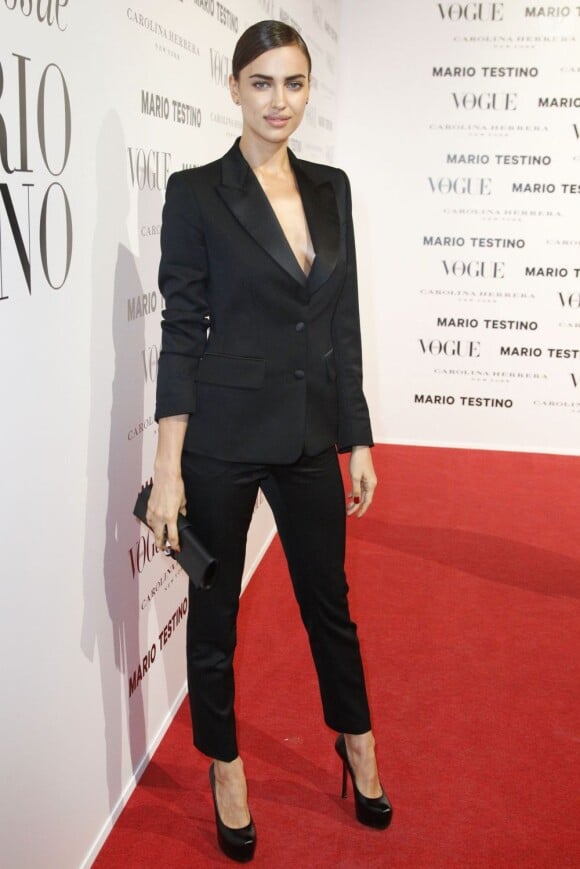 Irina Shayk, ultra sexy en noir pour une soirée Vogue à Madrid. Le 27 novembre 2012.